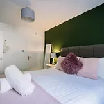 Appartement 2 Bedroom 2 Bathroom Luxury 1 Minute From Pet Friendly Free Parking - Free Off-site Health Club Access With Pool, Sauna, Steam & Gym Short 10 Minute Drive Away
