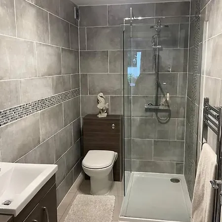 2 Bedroom 2 Bathroom Luxury 1 Minute From Pet Friendly Free Parking - Free Off-site Health Club Access With Pool, Sauna, Steam & Gym Short 10 Minute Drive Away