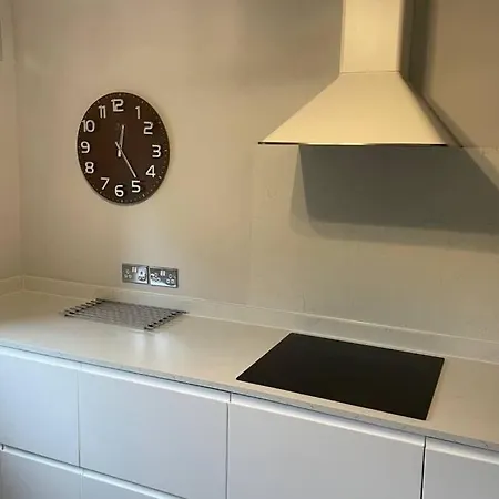 2 Bedroom 2 Bathroom Luxury 1 Minute From Pet Friendly Free Parking - Free Off-site Health Club Access With Pool, Sauna, Steam & Gym Short 10 Minute Drive Away * Winster (Cumbria)