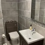 2 Bedroom 2 Bathroom Luxury 1 Minute From Pet Friendly Free Parking - Free Off-site Health Club Access With Pool, Sauna, Steam & Gym Short 10 Minute Drive Away * Winster (Cumbria)