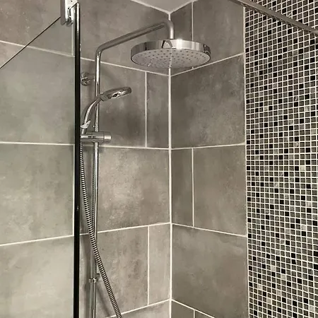 2 Bedroom 2 Bathroom Luxury 1 Minute From Pet Friendly Free Parking - Free Off-site Health Club Access With Pool, Sauna, Steam & Gym Short 10 Minute Drive Away *