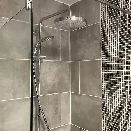 2 Bedroom 2 Bathroom Luxury 1 Minute From Pet Friendly Free Parking *