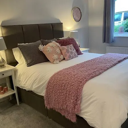 2 Bedroom 2 Bathroom Luxury 1 Minute From Pet Friendly Free Parking *