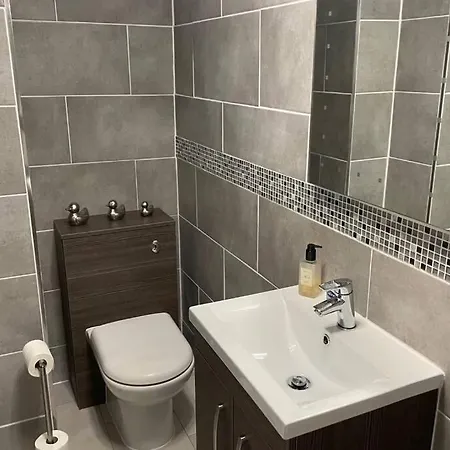 2 Bedroom 2 Bathroom Luxury 1 Minute From Pet Friendly Free Parking - Free Off-site Health Club Access With Pool, Sauna, Steam & Gym Short 10 Minute Drive Away * Winster (Cumbria)