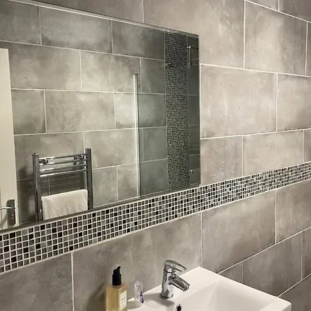 2 Bedroom 2 Bathroom Luxury 1 Minute From Pet Friendly Free Parking *