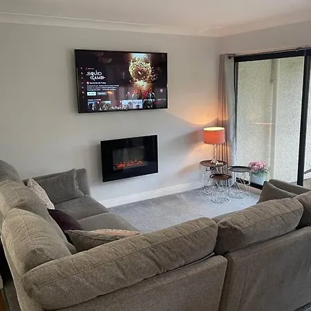 2 Bedroom 2 Bathroom Luxury 1 Minute From Pet Friendly Free Parking - Free Off-site Health Club Access With Pool, Sauna, Steam & Gym Short 10 Minute Drive Away